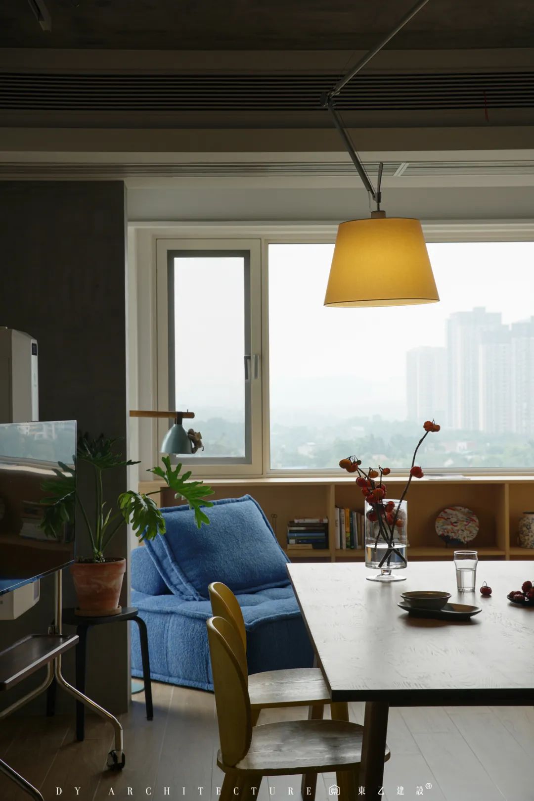 原始粗狂的混凝土裸顶遇上紧凑小三房,这酷酷的松弛感真让人着迷丨中国长沙丨東乙建设-31