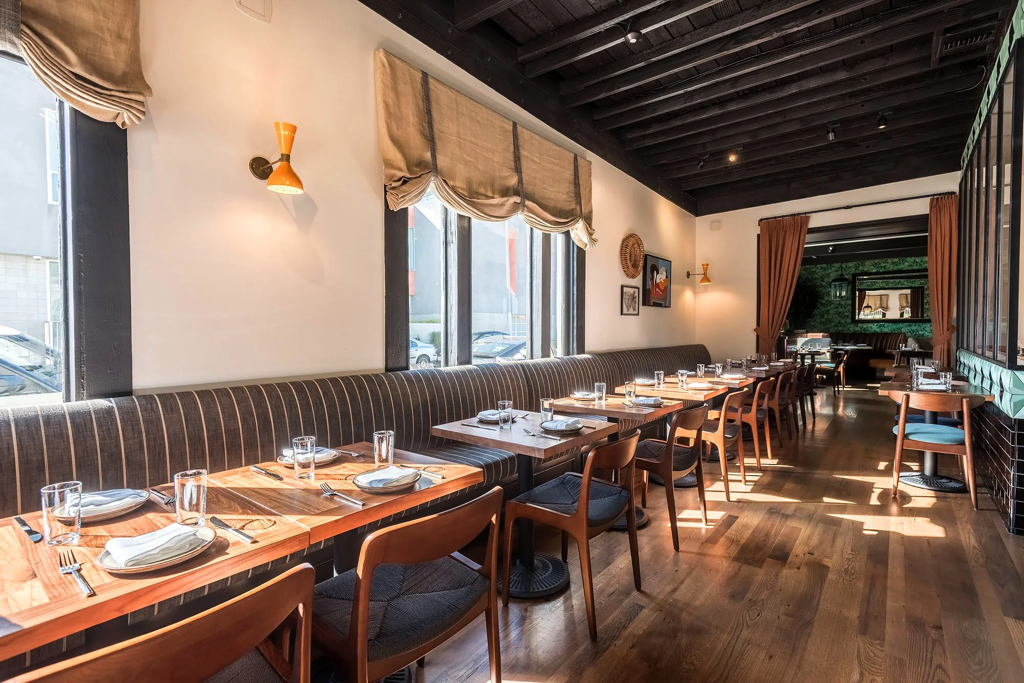 费利餐厅

注：trattoria常见意思是小餐馆；小饭馆；家庭经营的餐厅 ，这里结合语境推测 feli 可能是餐厅名称，所以整体翻译为费利餐厅  丨美国-25