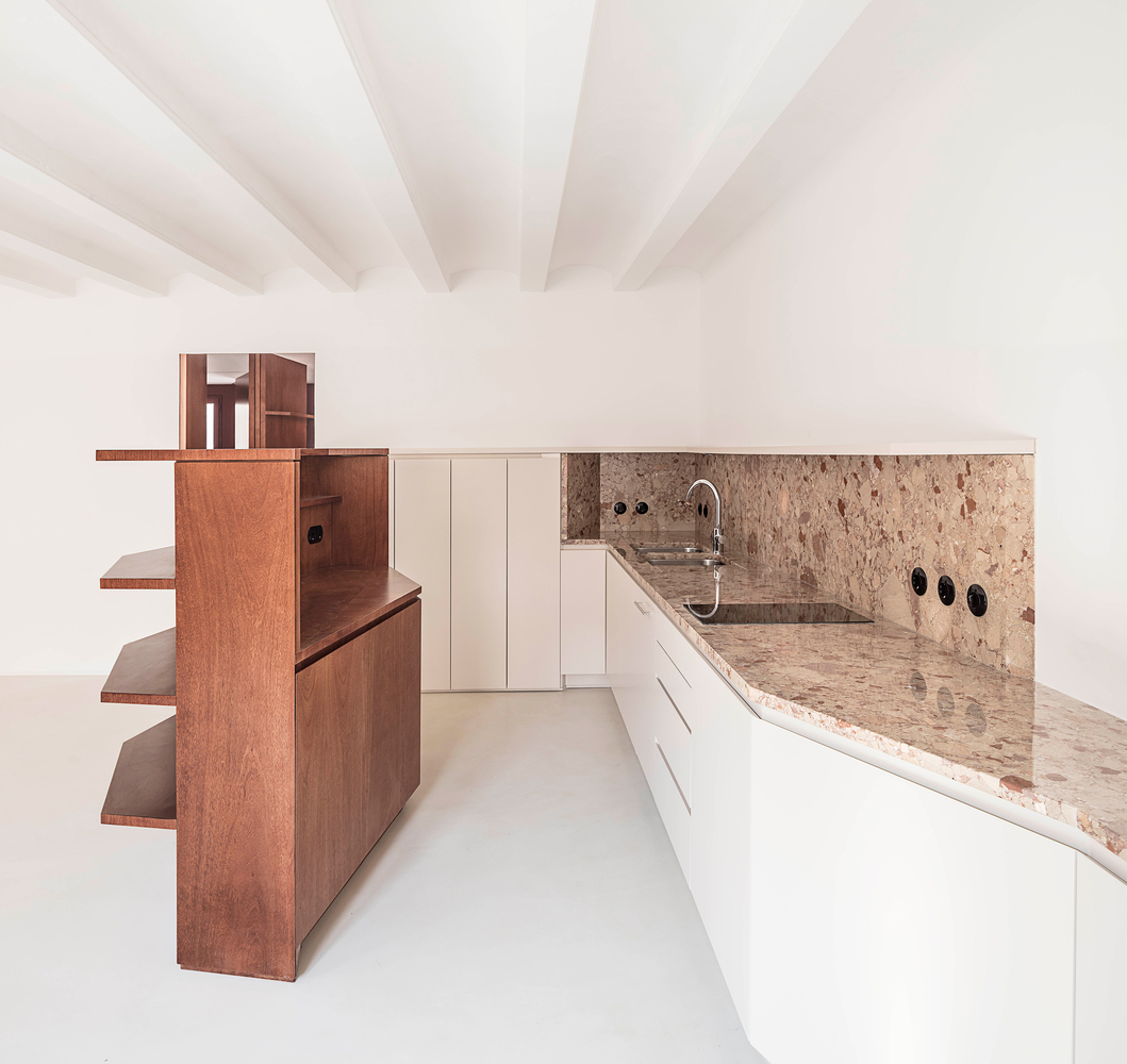 巴塞罗那“Loft not Loft”翻新 | 曲线家具打造灵动空间-9