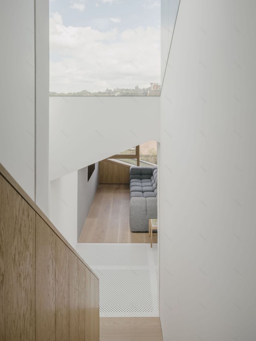 光隙间洒下光影的家庭住宅(注:komorebi是日语外来词,指从树叶缝隙间洒下的阳光) 丨英国伦敦丨ConForm Architects-54