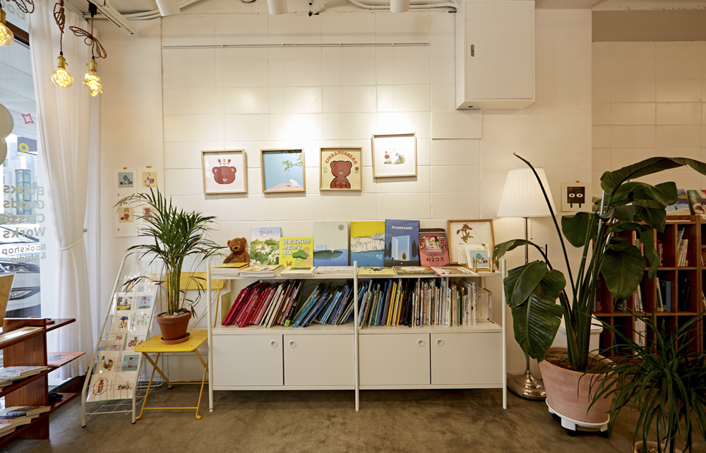 白色与木色交融的极简小书店设计-5