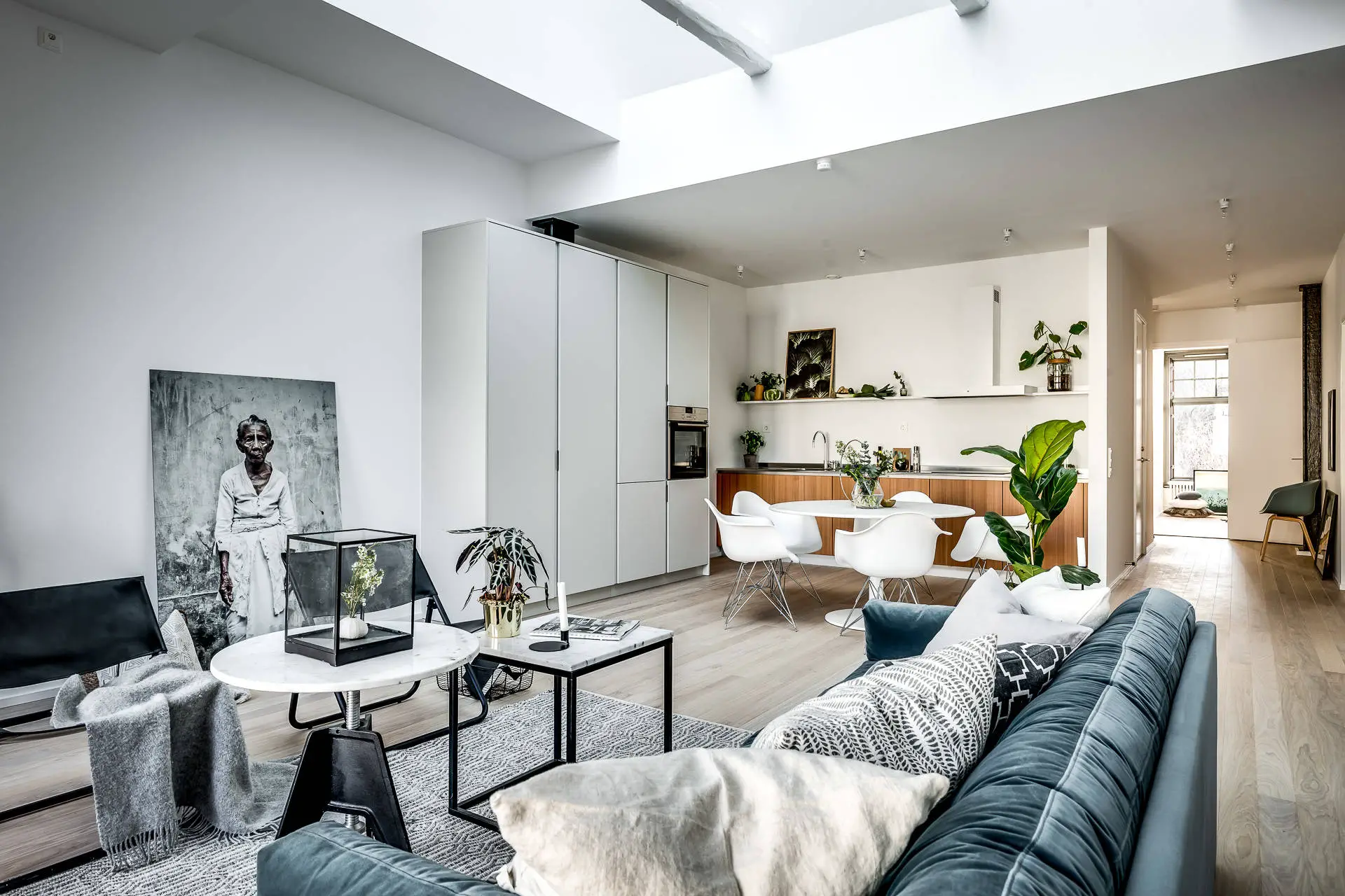 瑞典顶层阳光公寓 | 以天顶窗为亮点的完美家庭空间-2