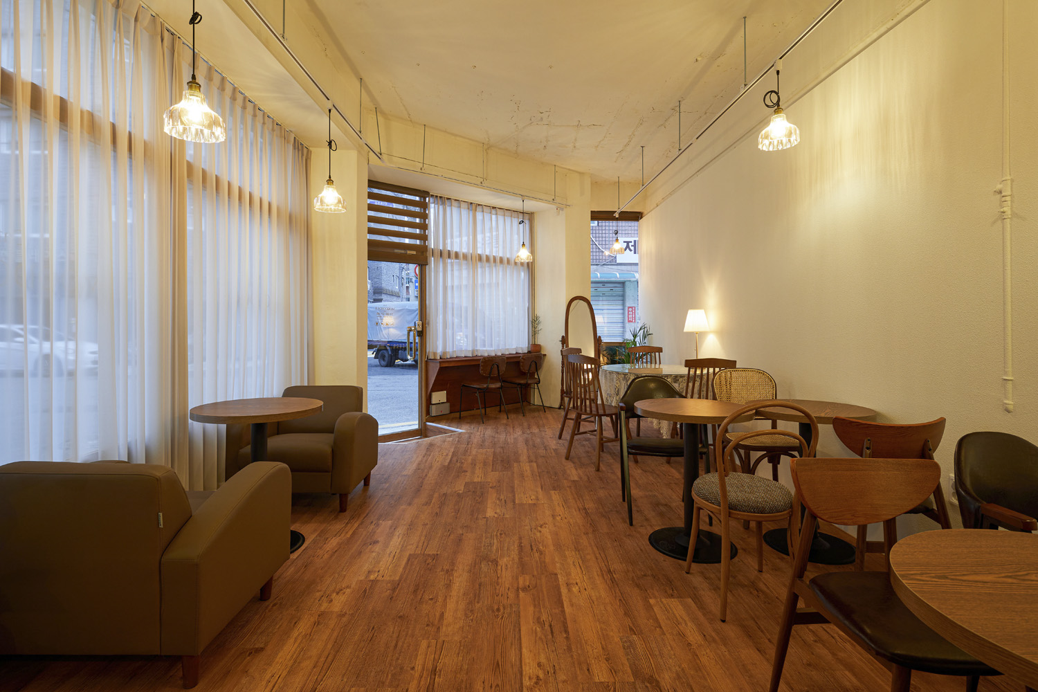 十平米咖啡店，极简设计打造温馨空间-6