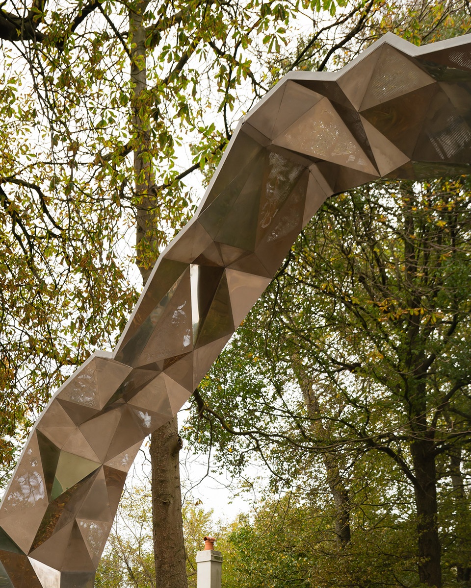 英国公园“偶然事件”拱门设计,历史人物穿孔唤起时空对话-10