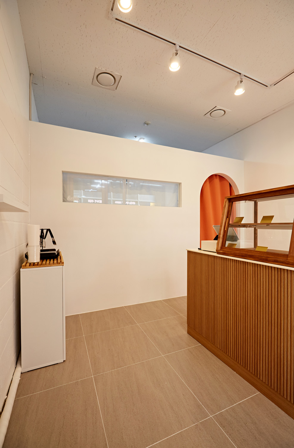 白色与木质，12 平小空间变身温馨面包店-9