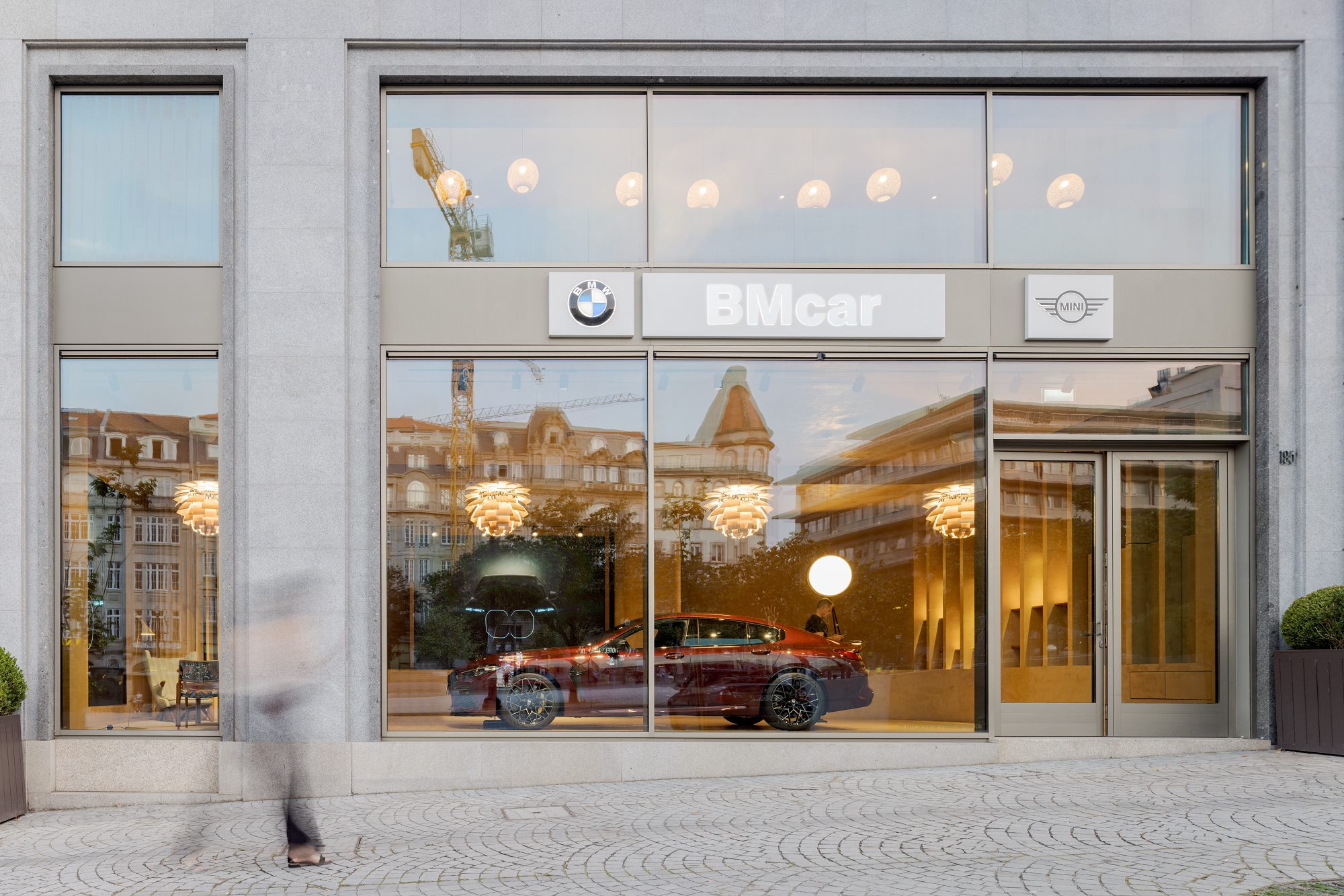 "葡萄牙波尔图 BMCAR 宝马展示厅 | 家的概念，温馨的汽车体验"-33