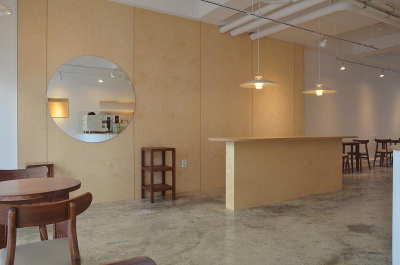 简约 20 平咖啡厅，展现白色与木色的精致空间设计-6