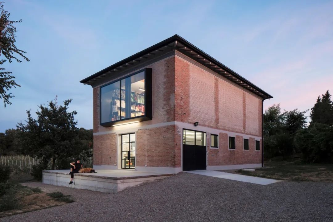 20 世纪 60 年代谷仓变艺术工作室，设计诠释对称性与景观关系-8