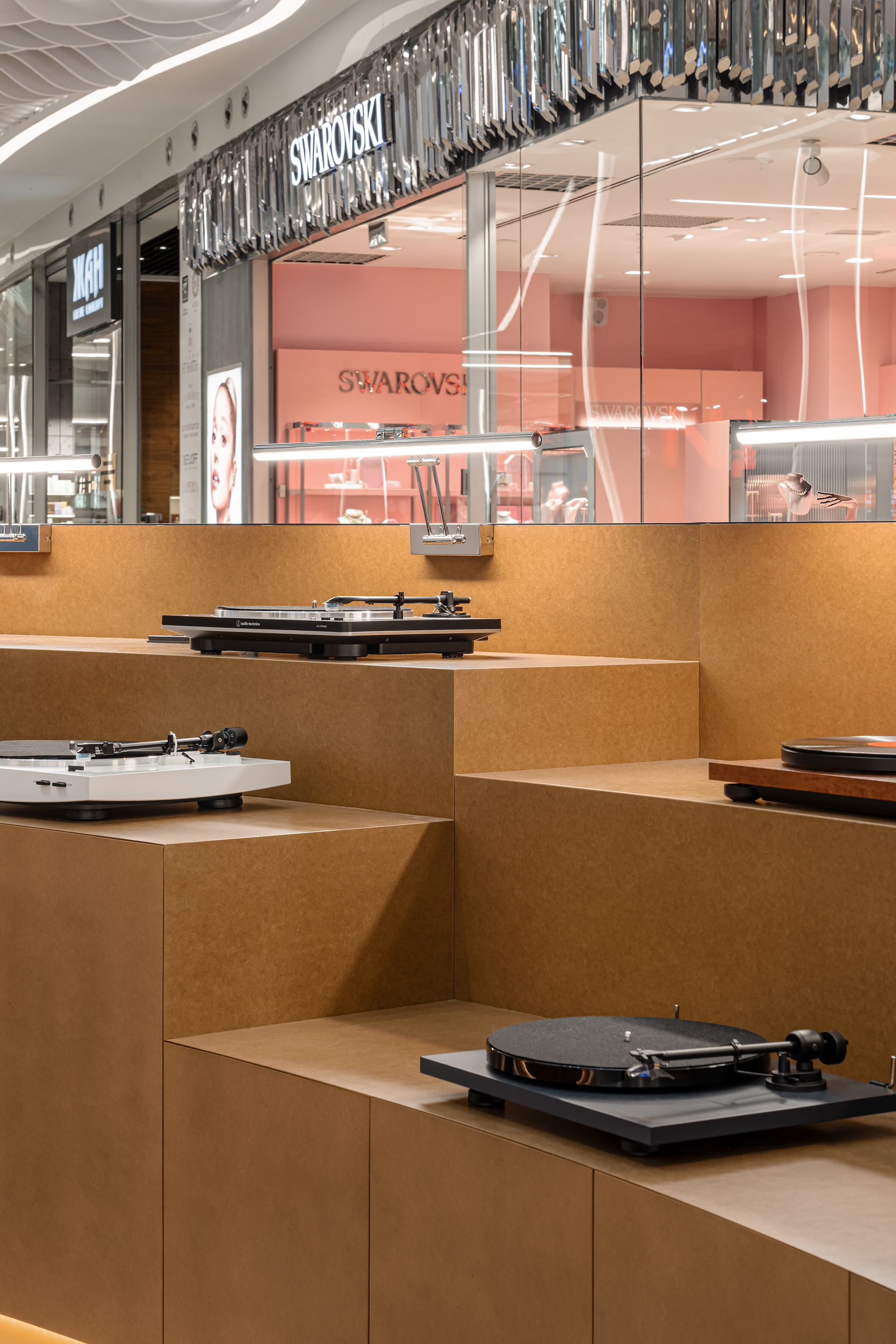 在商场播放黑胶唱片丨乌克兰基辅丨Julia Katerinych,Vitalii Sobchenko-19