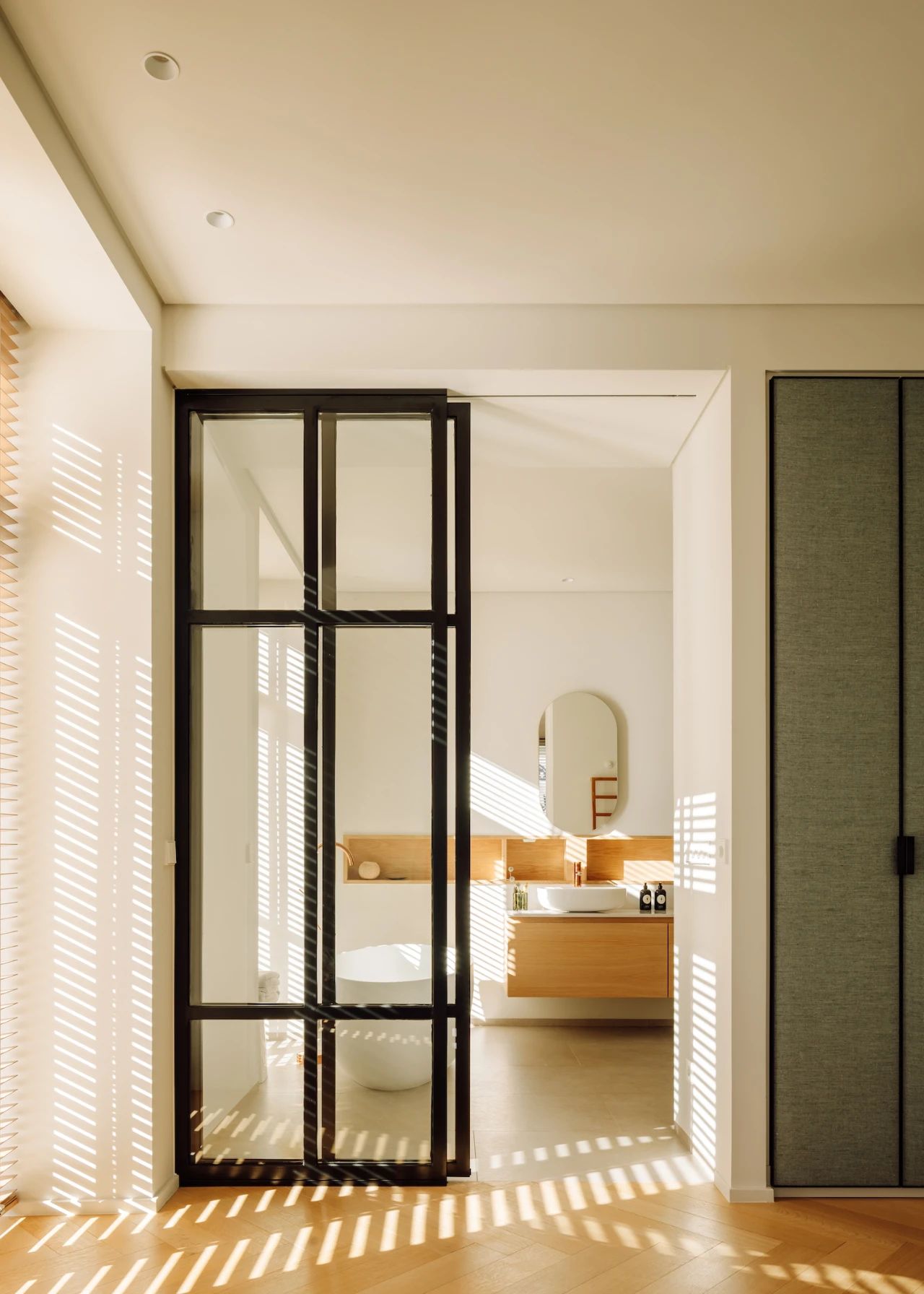 美国现代复古混搭平层设计案例丨葡萄牙里斯本丨Maison Amarande-28