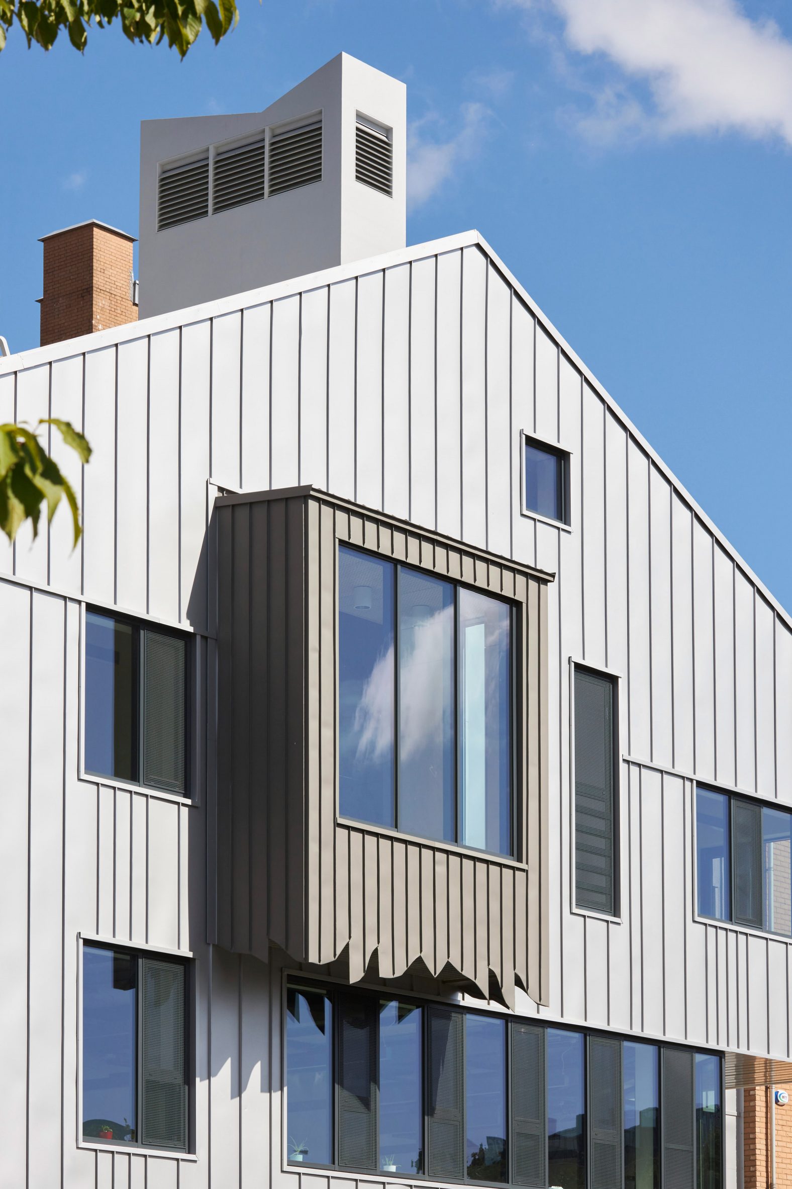 曼彻斯特青年剧院绿色更新，金属表皮与环保设计成亮点-2