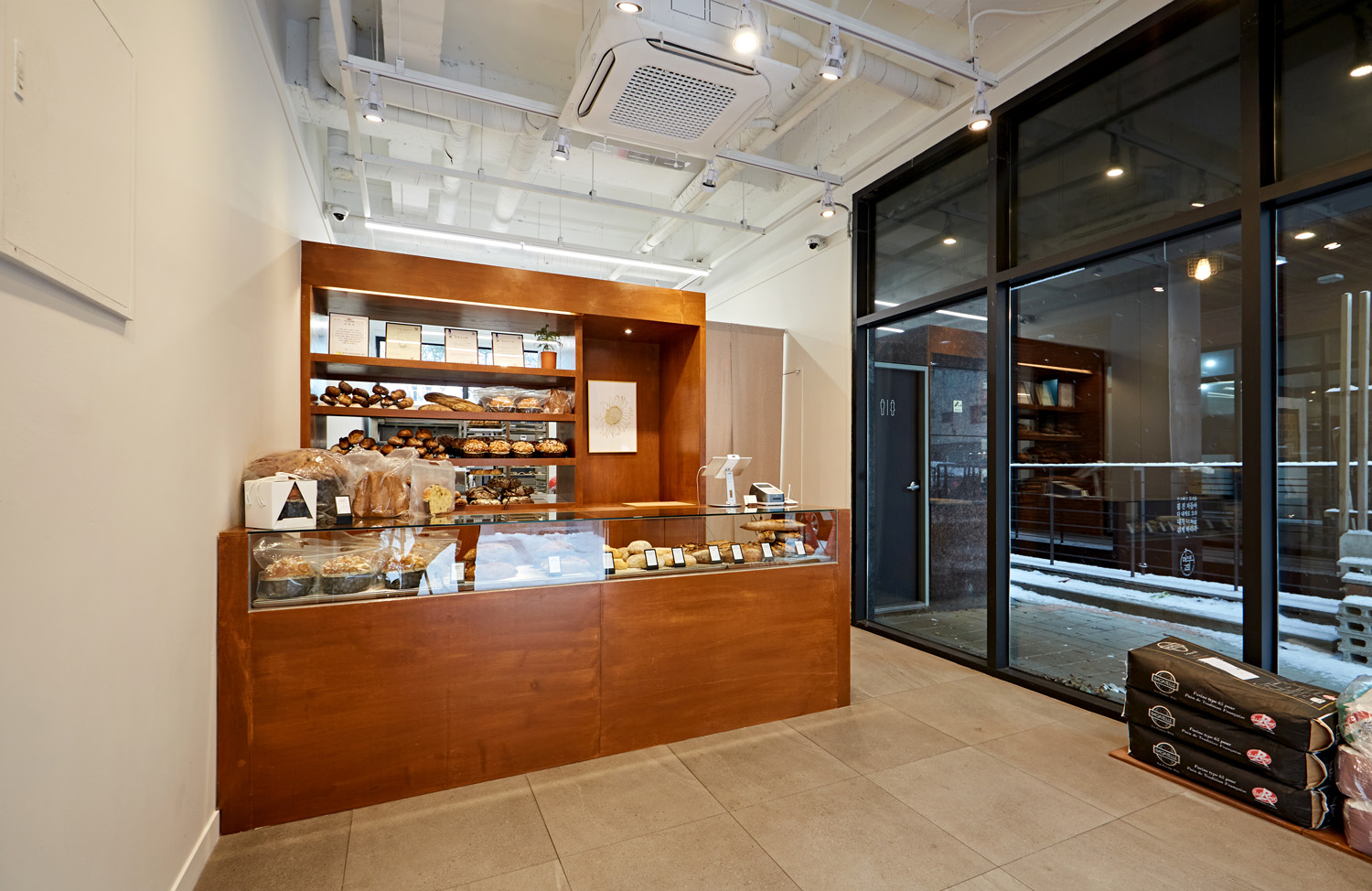 白色与木质，打造 15 平极简主义厨房-7