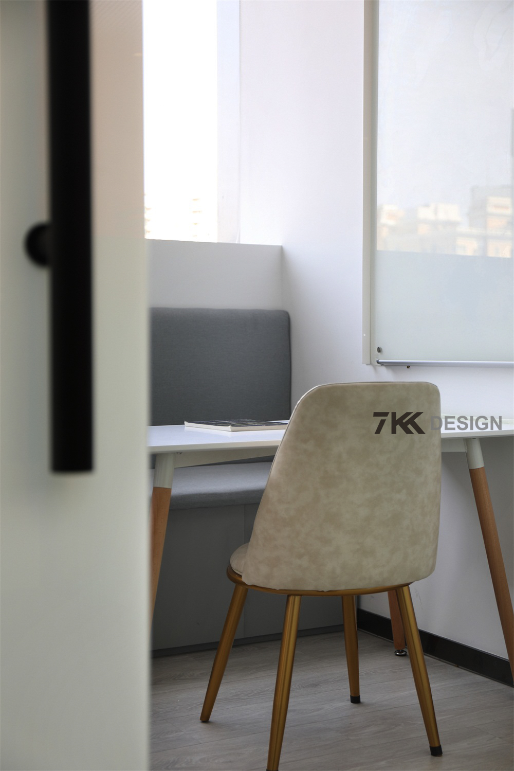 极简白,打造未来感办公环境-15