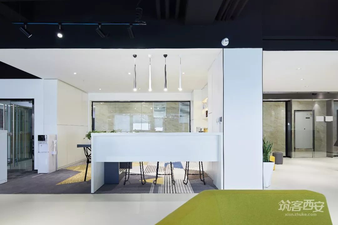现代简约风格打造网络科技公司炫酷空间-18