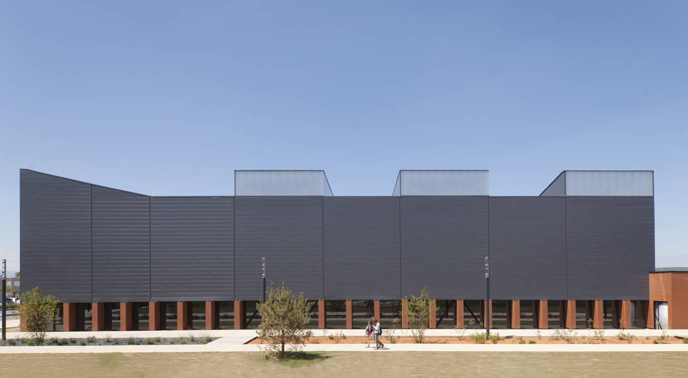 运动员马塞尔·帕尼奥尔综合体

注：不太明确这里Comple·e是不是拼写有误，如果是Complexe ，在体育等语境里常可理解为综合体（建筑群等场地概念） 丨Studio Gardoni-0