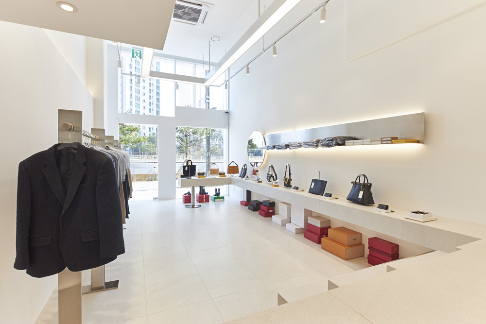 14 平米极简服装店设计 | 舒适现代的空间体验-6