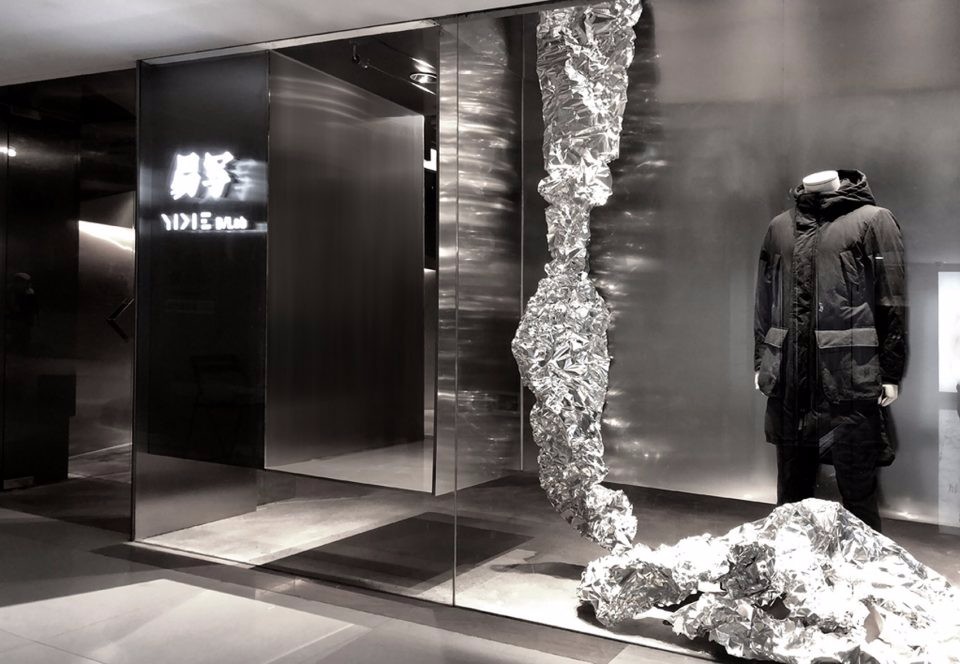 易写：魅影重重的简易黑色品牌男装店-2