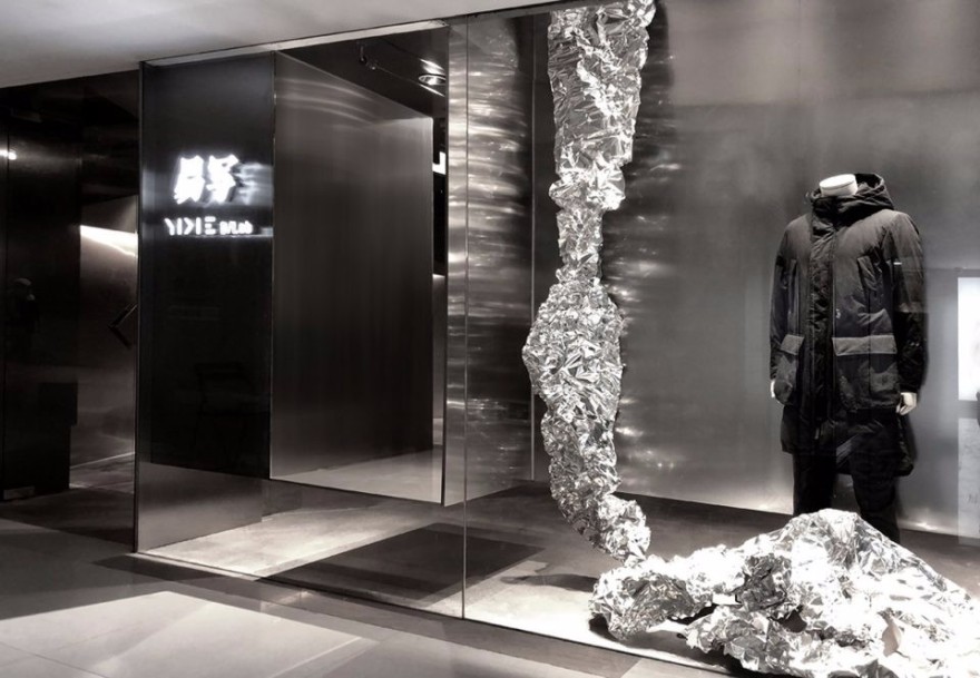 易写:魅影重重的简易黑色品牌男装店-2