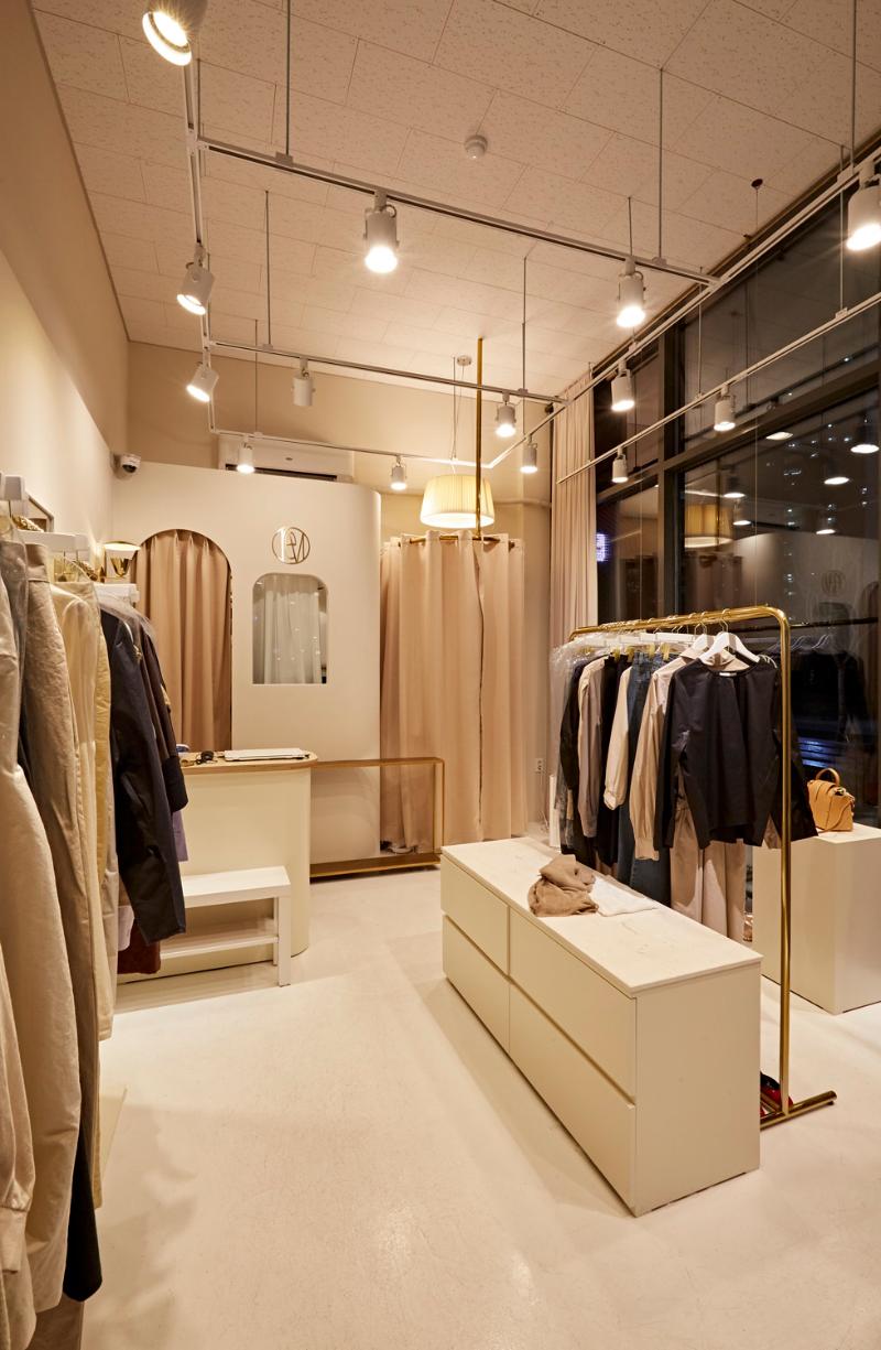 简约时尚的六平米服装店设计-11