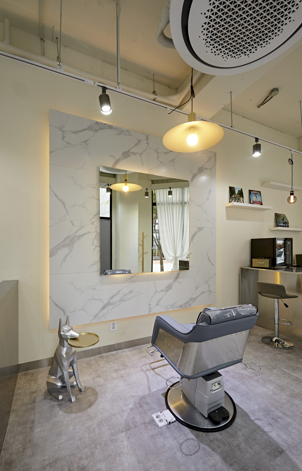 10 坪男性专用美容室设计，极简工业风打造舒适空间-10