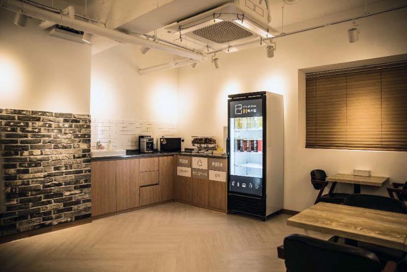 100 平米的白色与木质简约阅读空间-6