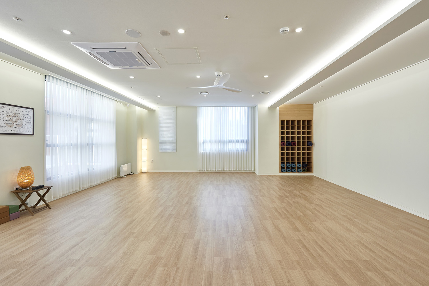 白色与木质，打造宁静的 34 平米瑜伽空间-10