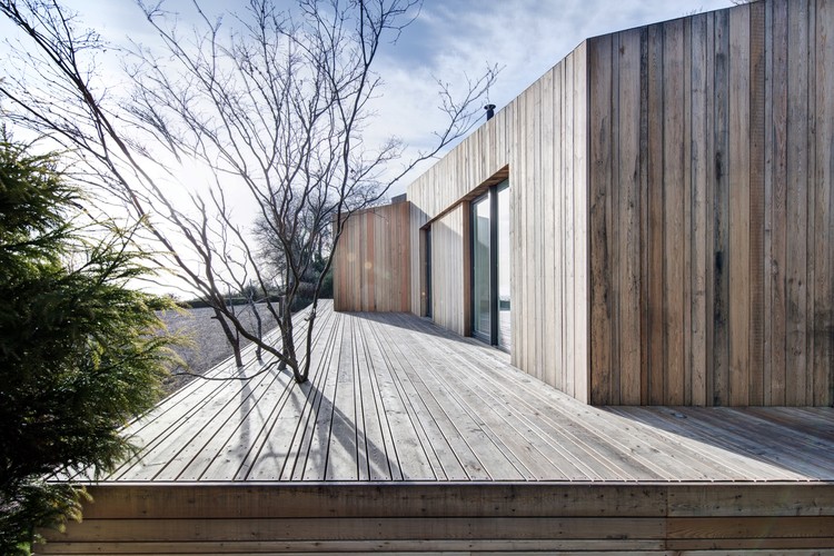 英国南海岸悬崖度假屋 | 颠覆传统的悬浮木筏设计-12