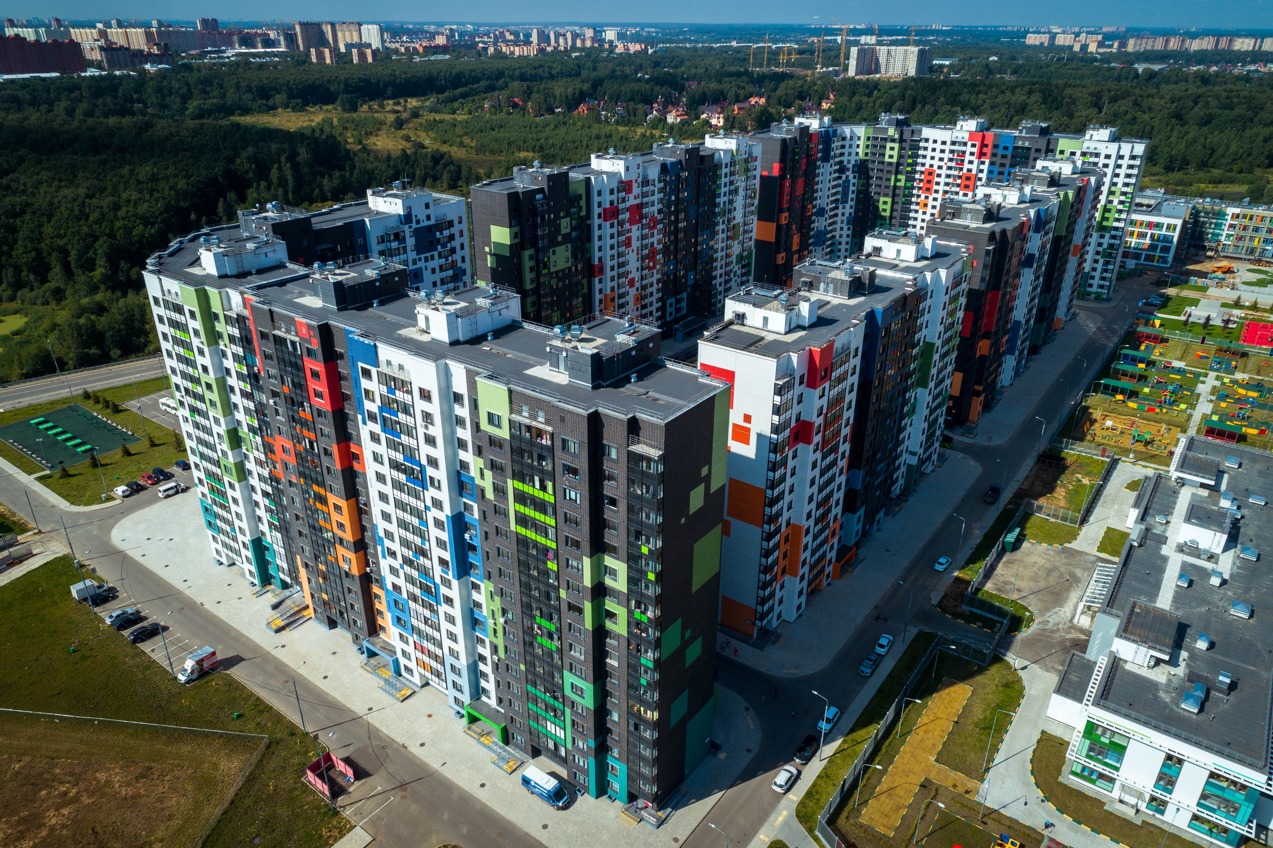 莫斯科郊区新住宅区 | 多彩立面与人性化公共空间的融合-11