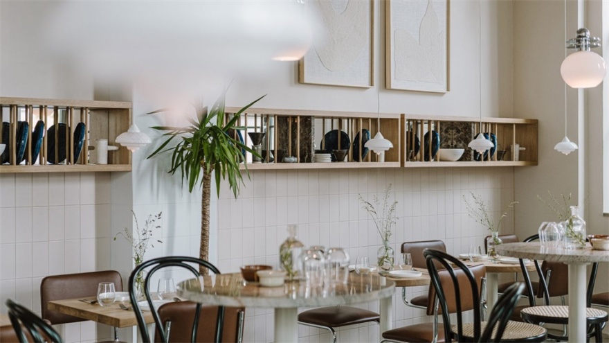 波兰 Nadzieja 现代风格餐厅 | 白色瓷砖、棕皮钢管椅展现包豪斯风格-0