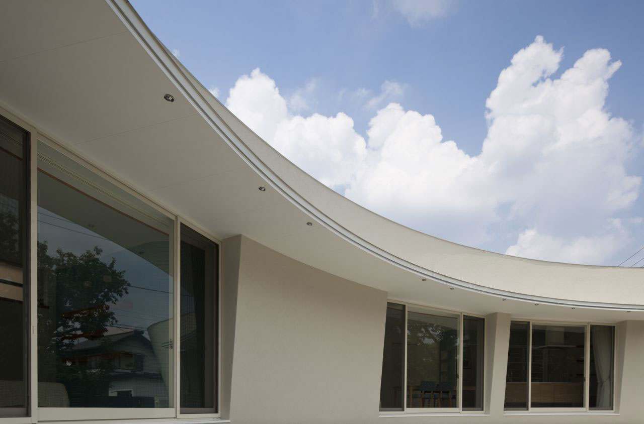 豪华别墅 现代风格一个有绿色屏障设计的弧型 日本 埼玉-11