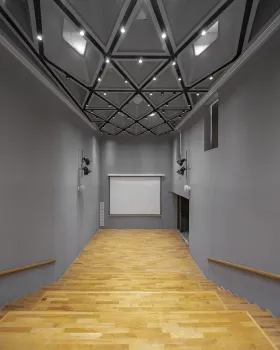 伊朗百年老宅中的现代多功能厅丨伊朗德黑兰丨Ákaran Architects
