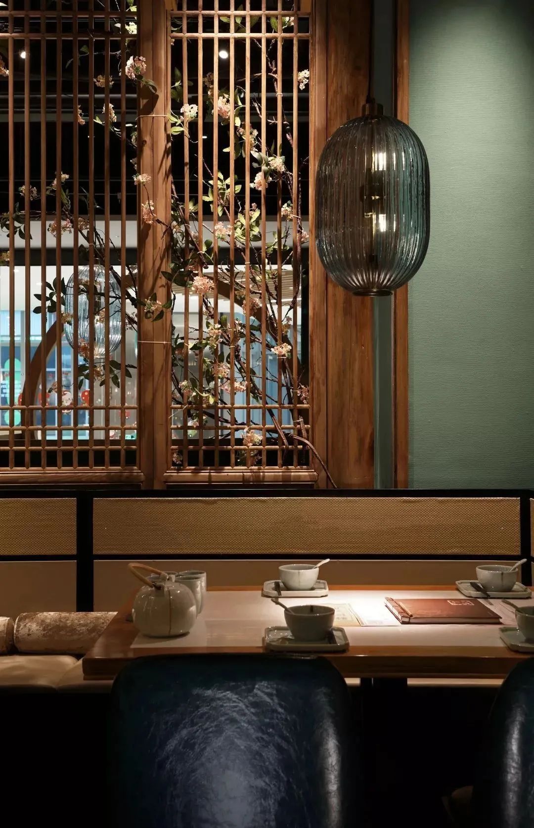 南京锦绣新中式餐厅 | 园林借景与中式色彩的完美融合-16