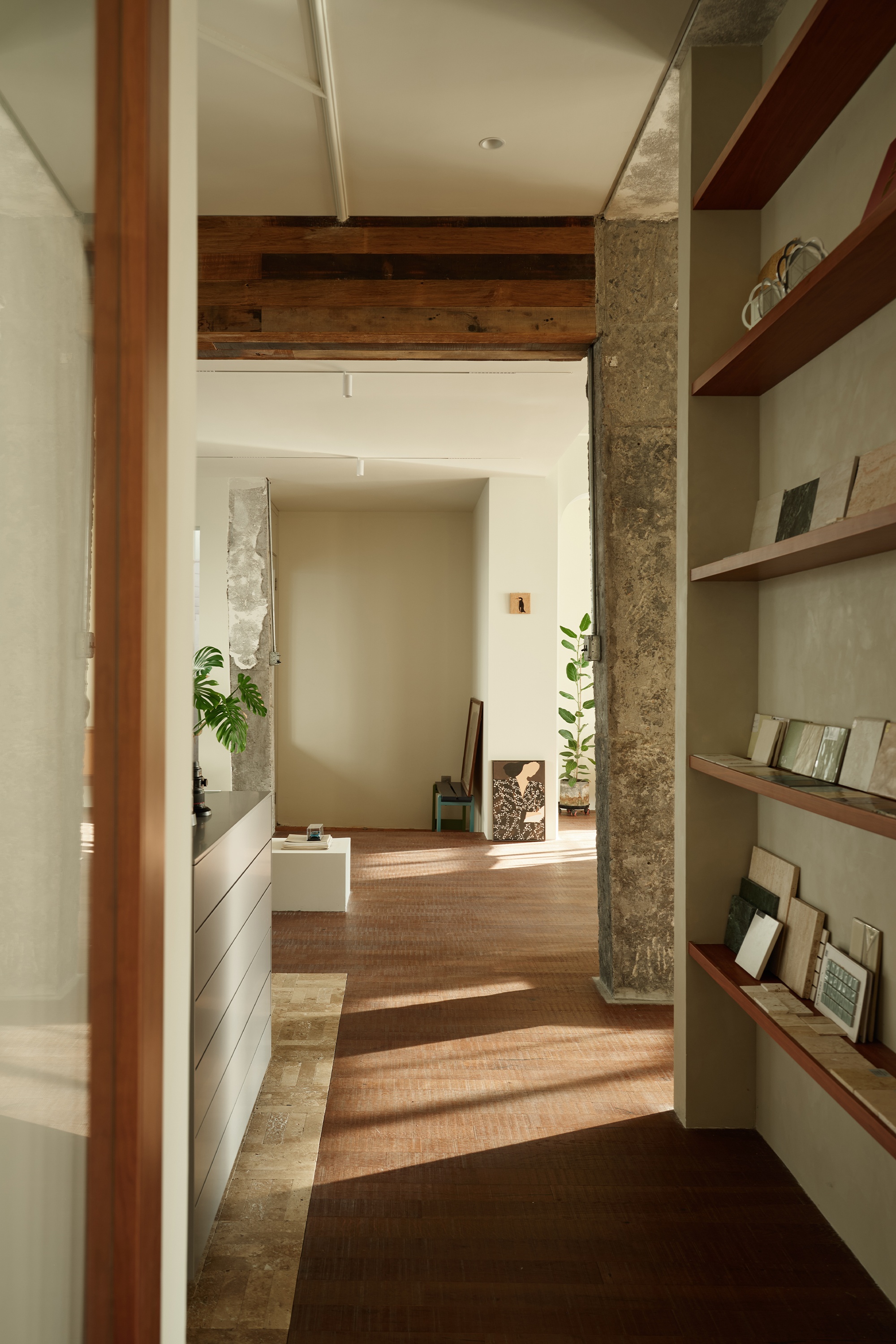 呼吸式美学:在粗粝与诗意间自由生长的空间叙事丨山与空间设计-16