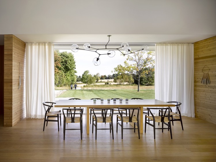 加拿大 Compass House 周末之家,白色橡木与雪松营造温暖室内空间-7