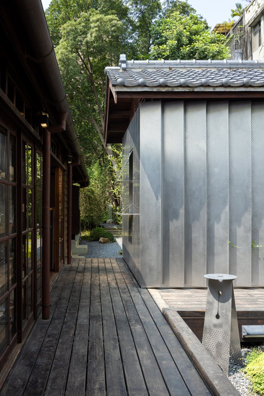 以金屬沖孔板演繹「融合與再現」的建築宣言:「COFFEE LAW 山物所」在日式庭園,映照百年町屋的歲月光澤和詩意 — Hey!Cheese-5