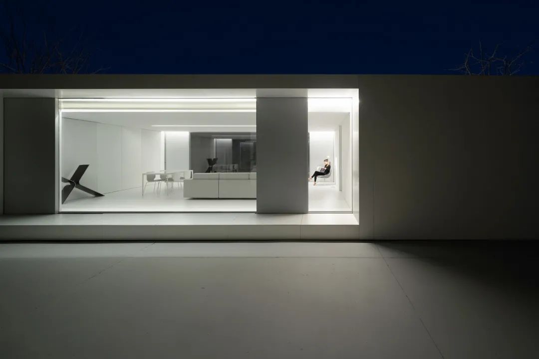 瓦伦西亚纯白极简美学私宅丨Fran Silvestre Arquitectos-15