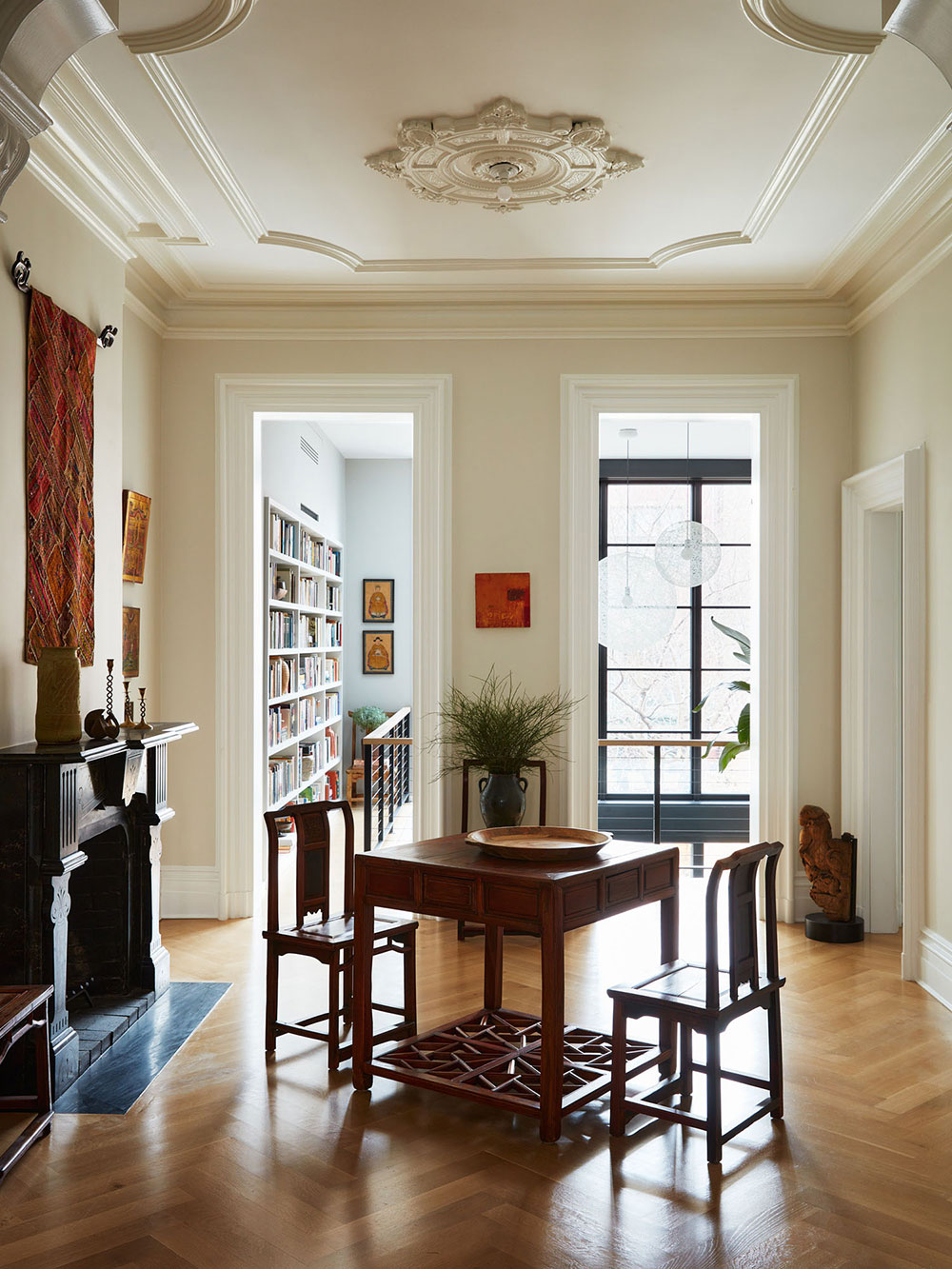 布鲁克林联排别墅，工业风双层高窗打造温馨现代空间-3