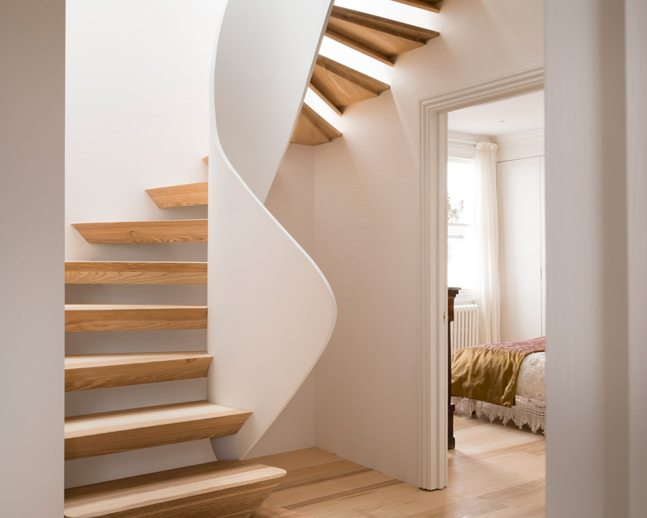 伦敦 51 建筑改造意大利风格家庭住宅，扭曲楼梯成空间亮点-5