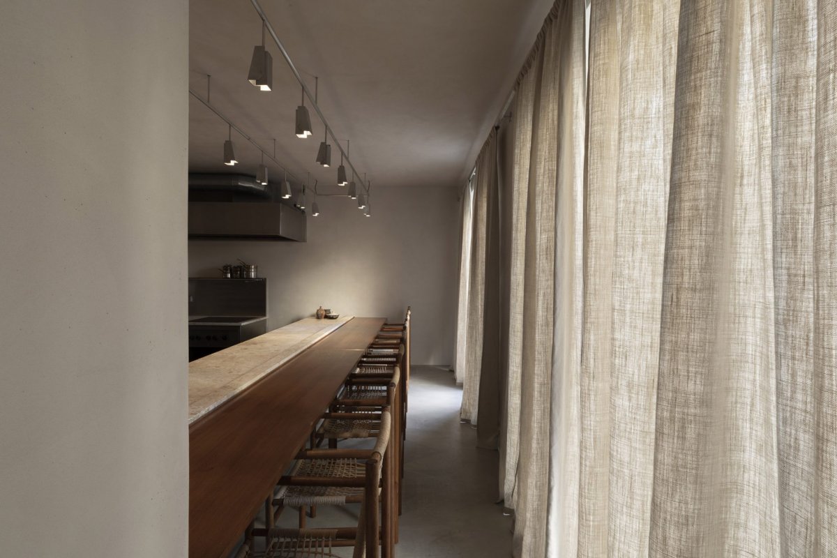 Salem Charabi Studio 打造柏林 Ernst 餐厅，木质柜台营造亲密空间-0