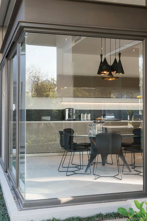 Modern and Elegant House with Open Spaces-31