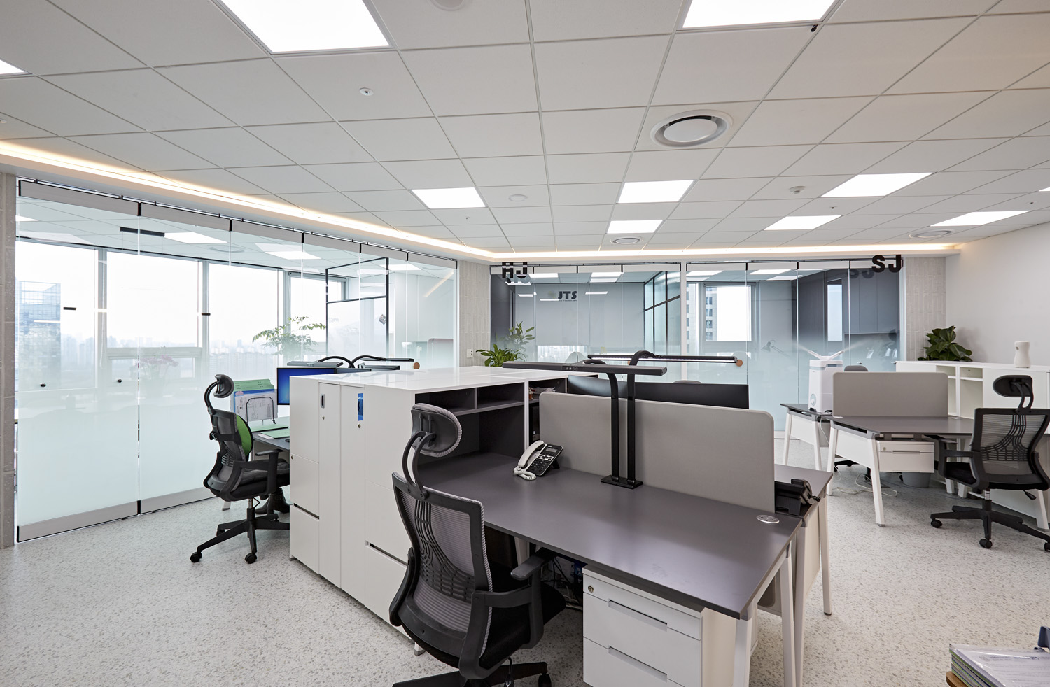 "34 平米水族公司办公室，极简舒适的室内设计"-6