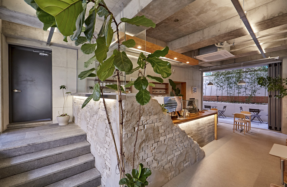 14 平米微型咖啡馆，裸露混凝土打造别致空间-10