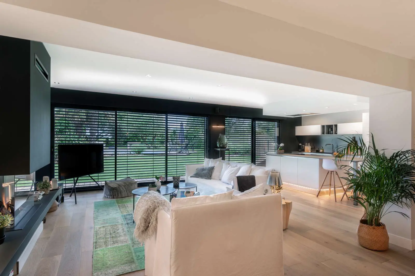 法国西南部黑色木结构现代住宅扩建-3