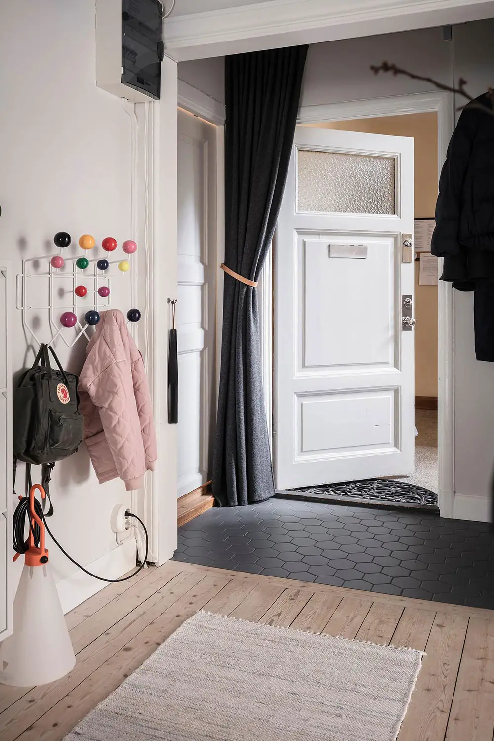 瑞典城市绿洲 | 红白格子地板的温馨公寓-22