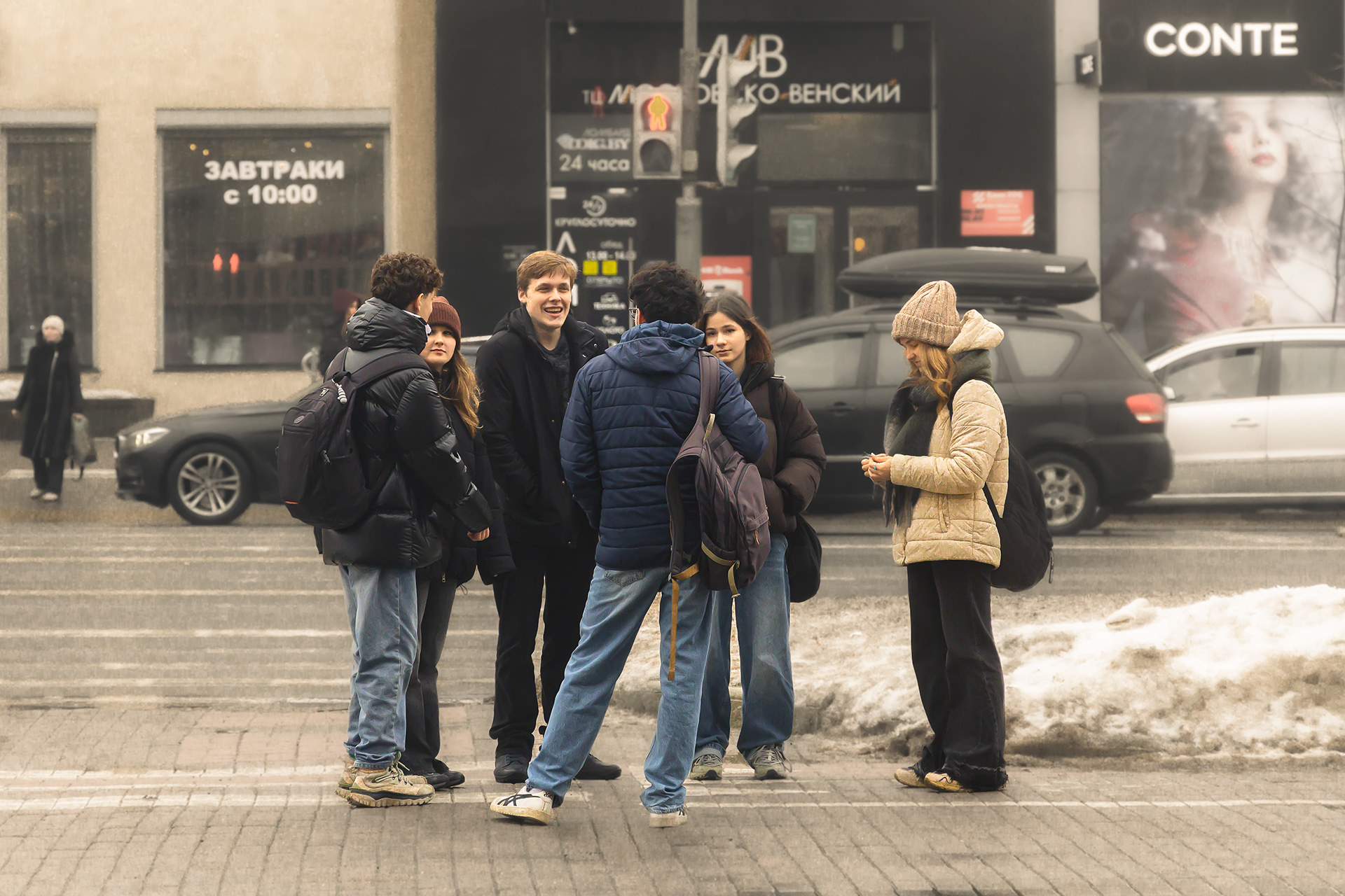 Возле пешеходного перехода. Near a pedestrian crossing.-2