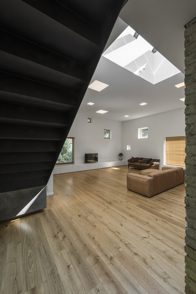 松树林中的现代住宅-41