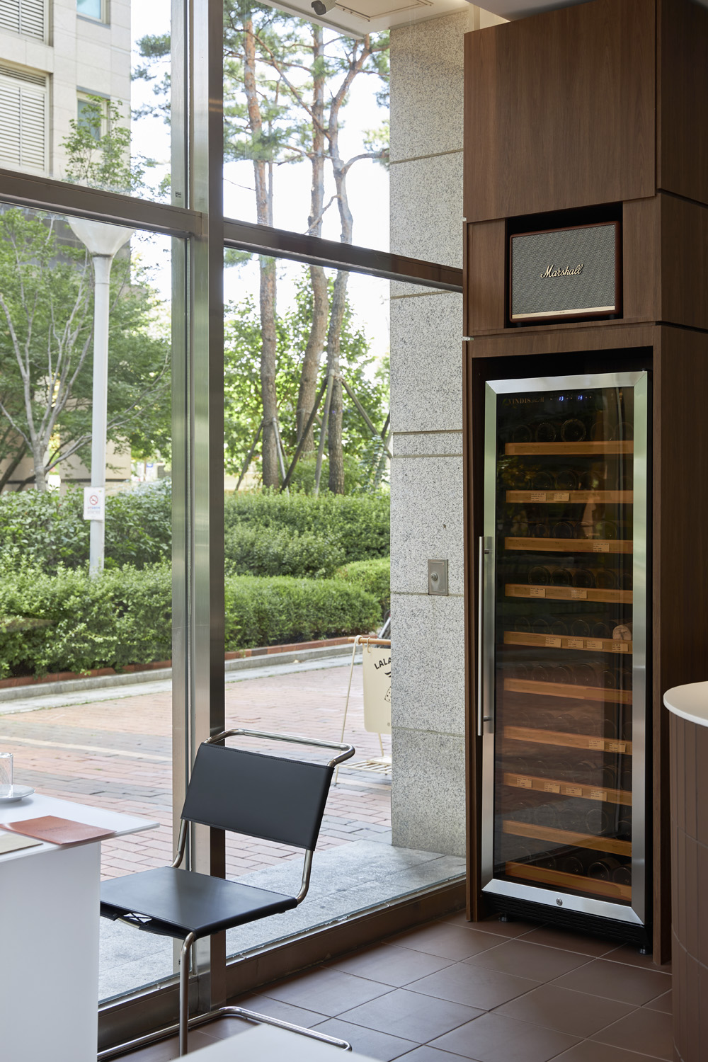 高级红酒店的优雅内饰设计-17