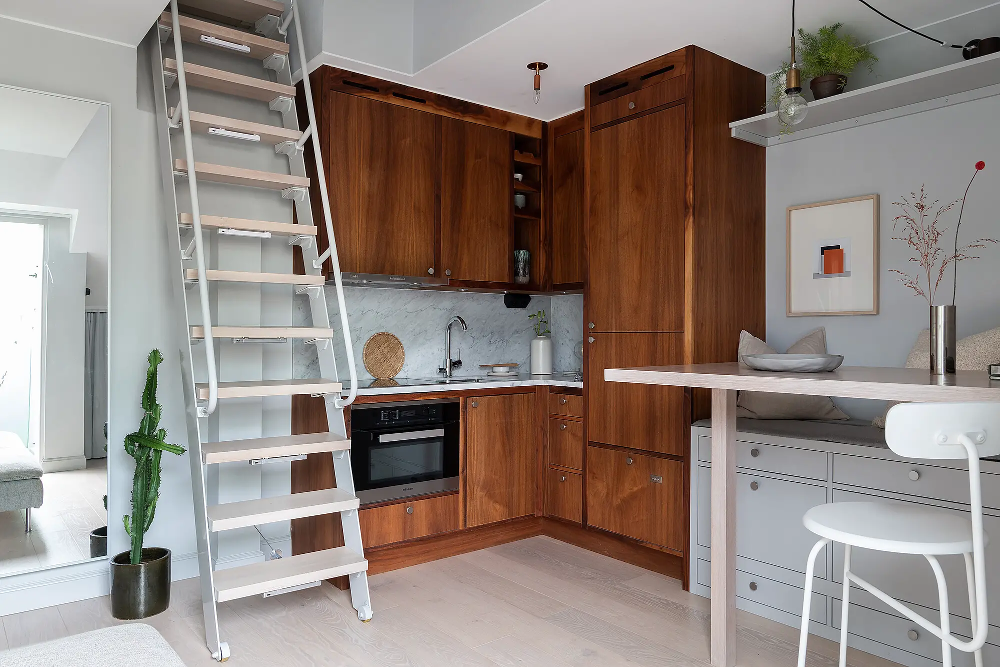 瑞典百年建筑的迷你复式公寓设计-3