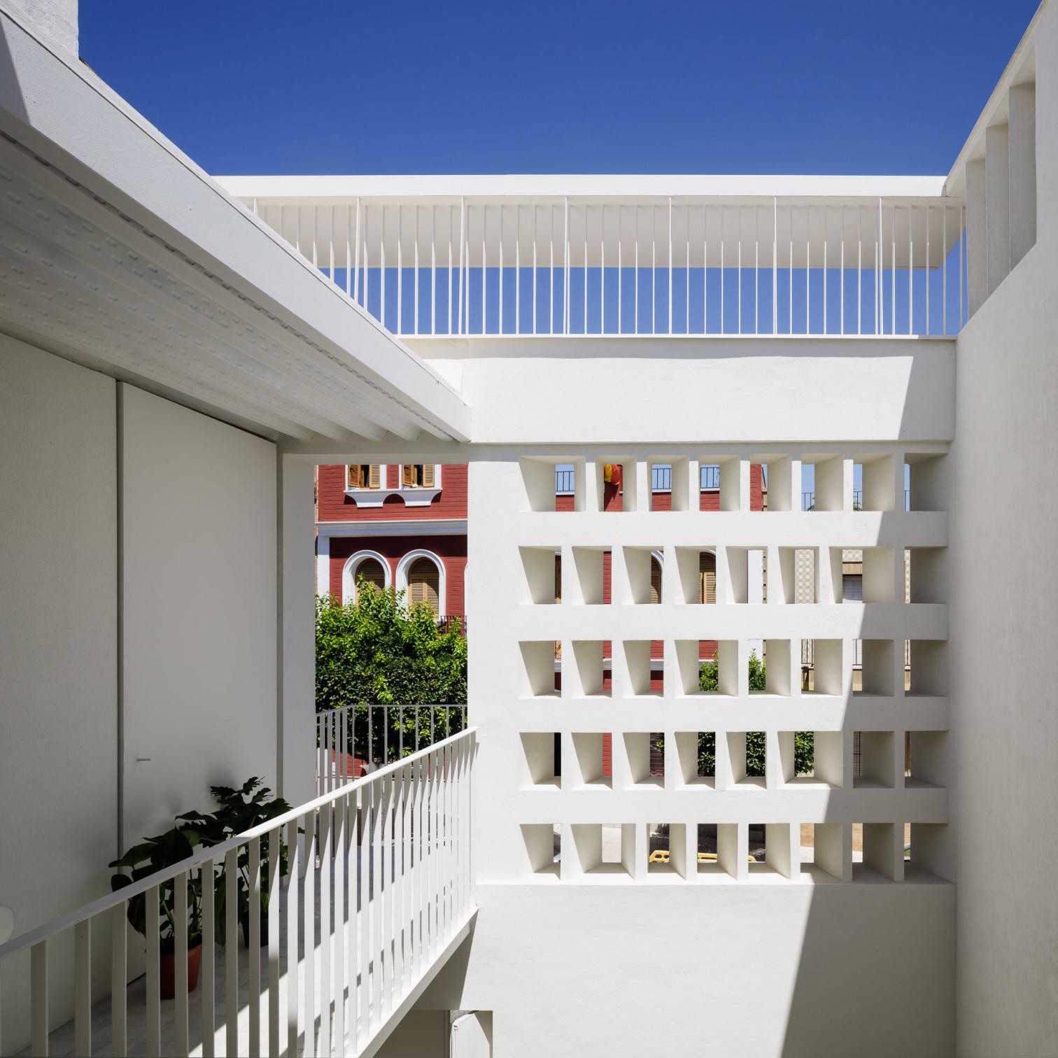 西班牙 Sevilla 的九柱庭院住宅设计-7