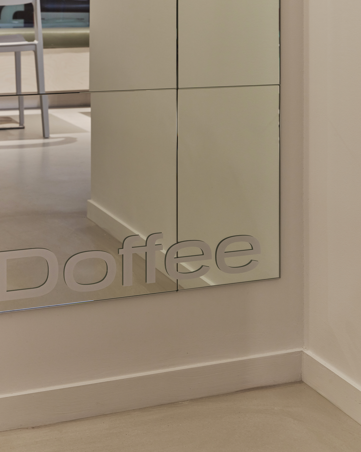 由于 Hoffee Doffee 不是常见的英文词汇组合，没有明确的、约定俗成的含义，难以准确翻译这可能是一个自创的品牌名、昵称或特定情境下使用的词语因此，无法提供准确翻译 丨Docent Design-17